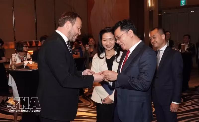Hoang Nguyen Dinh (à droite), vice-président du Comité populaire de Hô Chi Minh-Ville, s'entretient avec Margus Tsahkn (à gauche), ministre des Affaires étrangères d'Estonie. Photo : VNA.