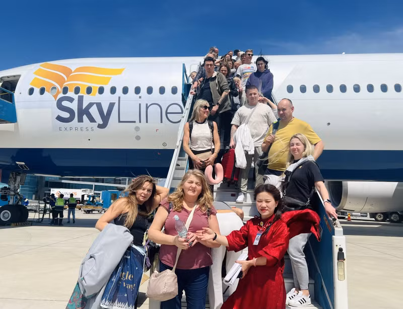 Des touristes polonais à l'aéroport de Cam Ranh, province de Khanh Hoa. Photo : baokhanhhoa.