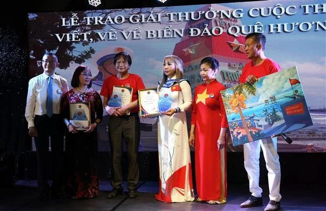 L’ambassadeur du Vietnam en Allemagne, Vu Quang Minh, et des lauréats du premier prix. Photo : VNA.