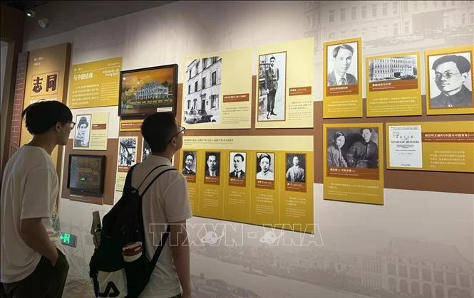 Des visiteurs lors de l'exposition. Photo : VNA.