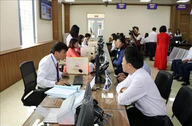 Au Centre de services de l'administration publique de la province de Ninh Binh (au Nord). Photo : VNA.