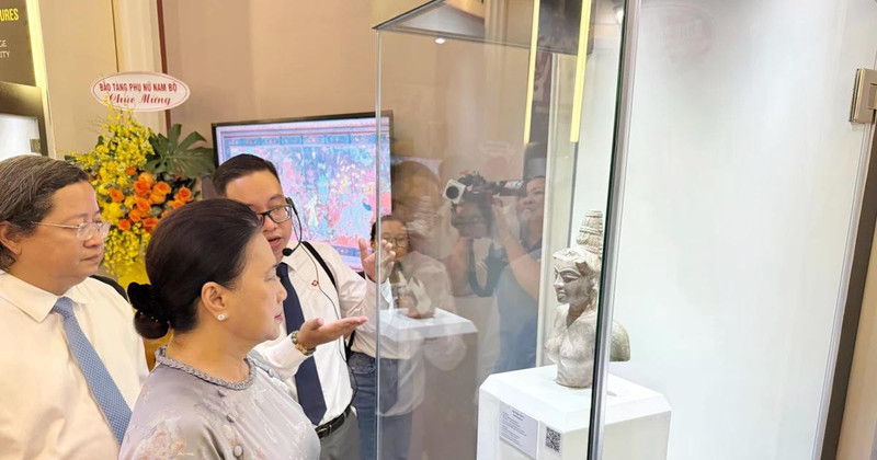 L'ancienne présidente de l'Assemblée nationale du Vietnam, Nguyen Thi Kim Ngan, visite l'exposition thématique. Photo : VNA.