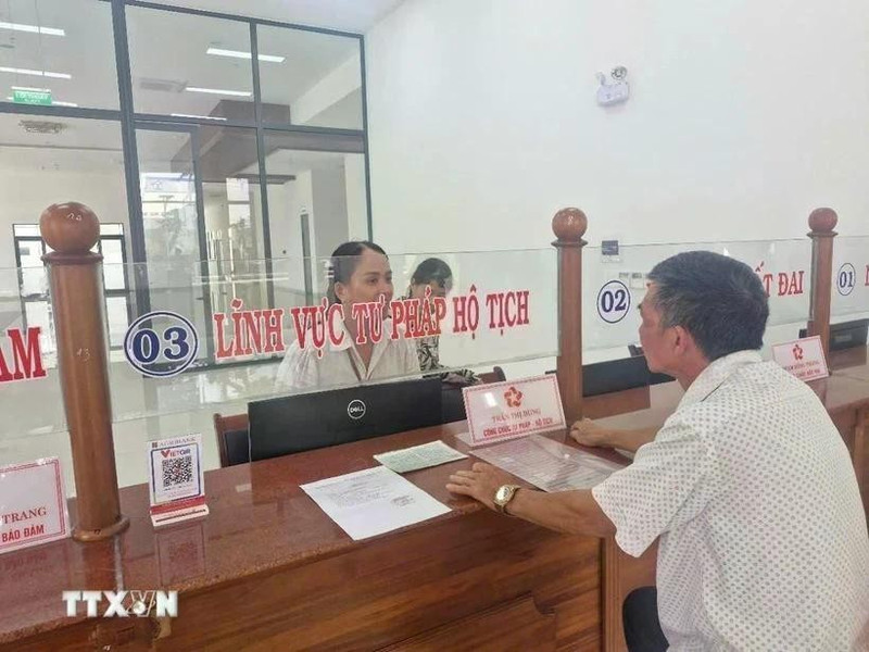 Un homme dépose ses demandes le jour de l'expérimentation du modèle d'administration locale à deux niveaux, dans le quartier de Pleiku, à Gia Lai. Photo : VNA.