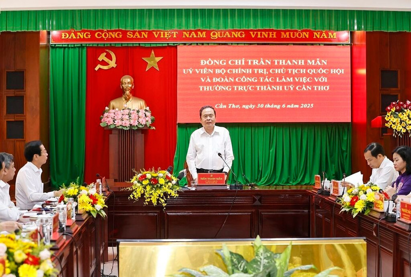 Le président de l'Assemblée nationale du Vietnam, Tran Thanh Man, a présidé le 30 juin, une séance de travail avec les autorités de la ville de Can Tho. Photo : VNA.