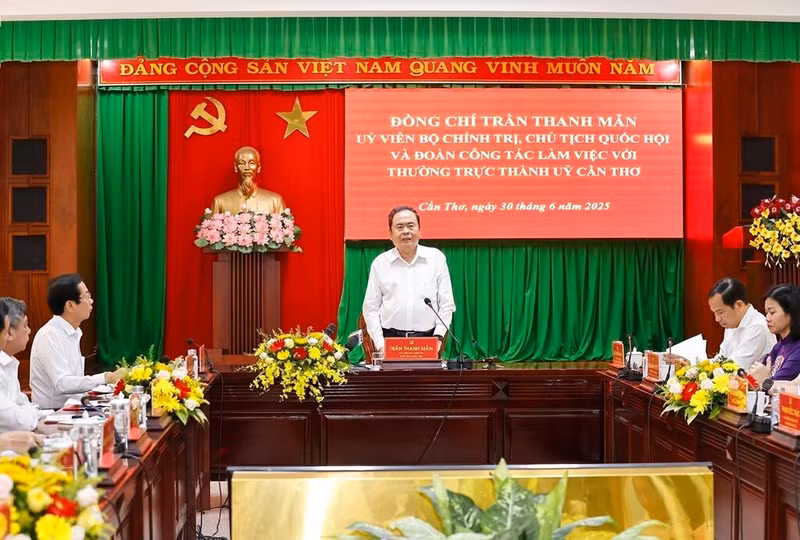 Le président de l'Assemblée nationale du Vietnam, Tran Thanh Man, a présidé le 30 juin, une séance de travail avec les autorités de la ville de Can Tho. Photo : VNA.