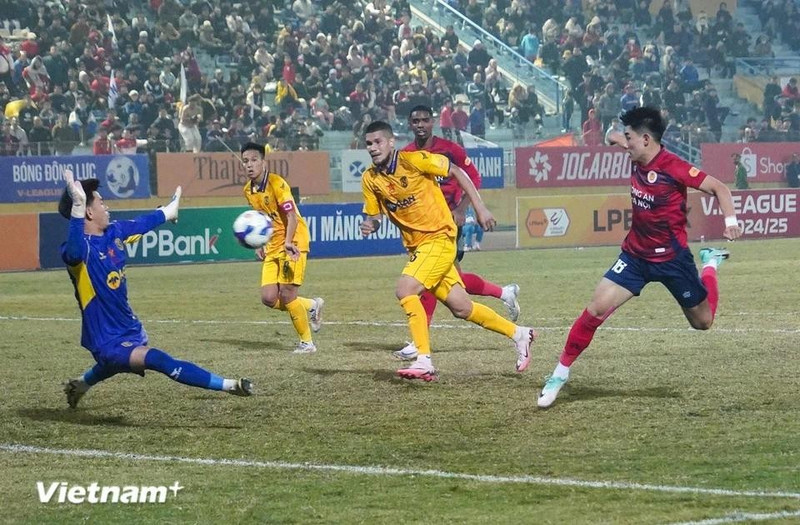 Le Hanoi Police FC (en rouge) décroche sa place en Ligue des champions de l’AFC 2 pour la saison 2025-2026. Photo : VietnamPlus.