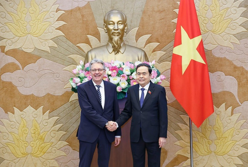 Le président de l’AN du Vietnam, Tran Thanh Man (à droite), et Achim Post, vice-président du Parti social-démocrate d’Allemagne (SPD). Photo : VNA.