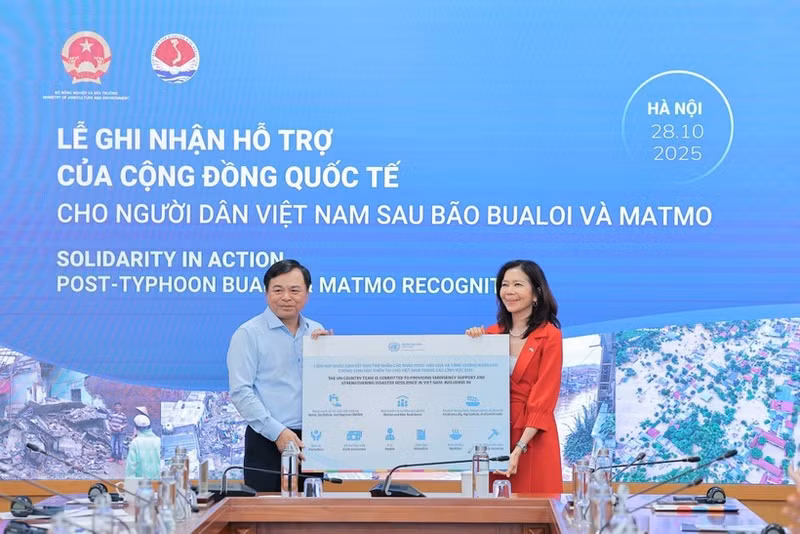 Le vice-ministre de l'Agriculture et e l'Environnement Nguyen Hoang Hiep et Pauline Tamesis, coordonnatrice résidente des Nations Unies au Vietnam. Photo : VNA.
