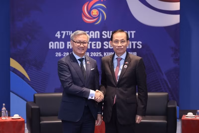 Le ministre vietnamien des Affaires étrangères, Le Hoai Trung (à droite) et le ministre lao des Affaires étrangères Thongsavanh Phomvihane, à Kuala Lumpur, le 27 octobre. Photo : VNA.