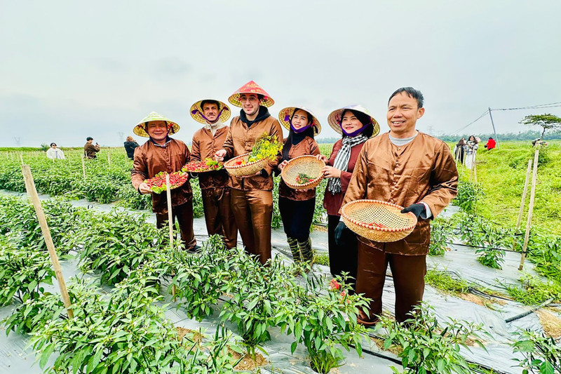 Des touristes français découvrent l’agritourisme lors de leur exploration à Da Phuc. Photo : hanoimoi.