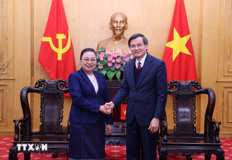 Le membre du Bureau politique et directeur de l’Académie nationale de politique Hô Chi Minh, Doan Minh Huan, et l’ambassadrice du Laos au Vietnam, Khamphao Ernthavanh. Photo : VNA.