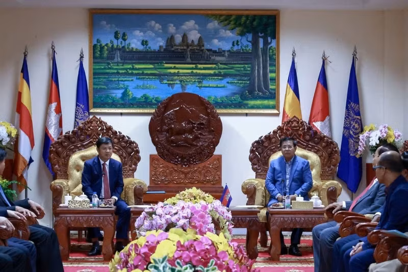 Luong Nguyen Minh Triet (à gauche), secrétaire du Comité provincial du Parti et chef de la délégation des députés de la province de Dak Lak, a effectué en juin 2026 une visite de travail dans la province de Mondolkiri, au Cambodge. Photo : daklak.gov.vn