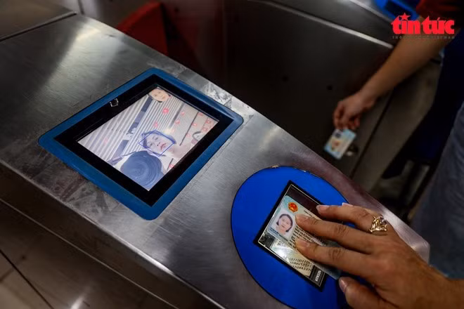 Selon Hanoi Metro, ces nouveaux essais visent à mieux répondre aux besoins des clients et à améliorer la commodité de leur expérience de voyage. Photo : VNA.