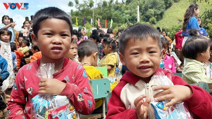 Les enfants de Phieng Pan reçoivent leurs cadeaux de la fête de la mi-automne. Photo : VOV5.
