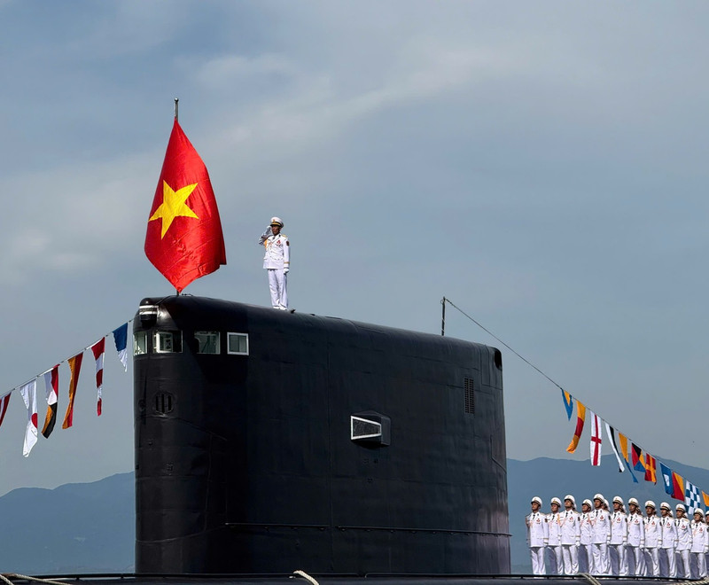 Un sous-marin de classe Kilo s’entraîne en mer pour le défilé naval. Photo : NDEL.