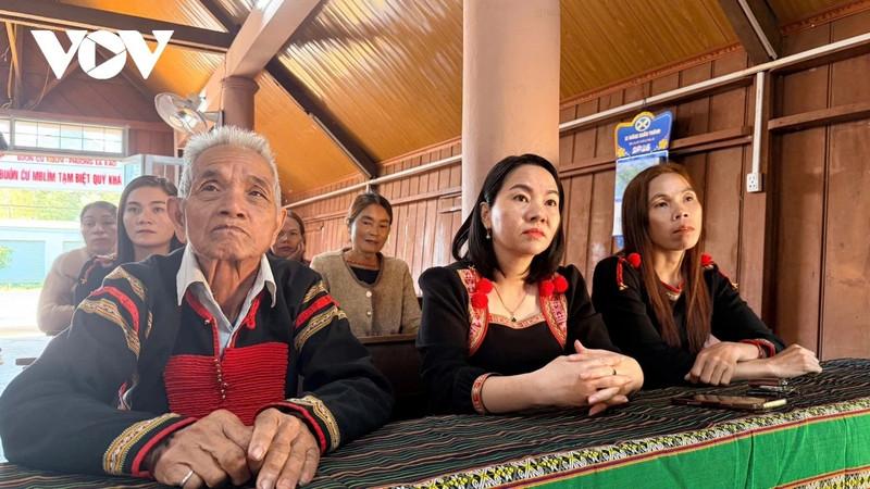 Les habitants des villages du Tay Nguyen suivent le XIVᵉ Congrès du Parti avec une grande confiance et de fortes attentes. Photo : VOV.