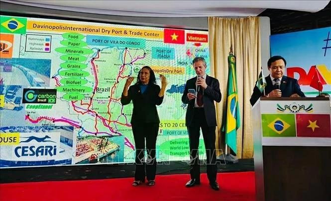 L'ambassadeur Bui Van Nghi prend la parole lors d'une rencontre avec le maire de Davinopolis, Ze Pequeno. Photo : Ambassade du Vietnam au Brésil.
