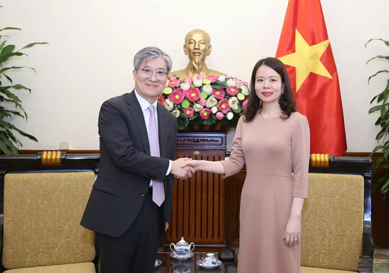 La vice-ministre vietnamienne Nguyen Minh Hang et Kim Hee Sang, assistant du ministre sud-coréen des Affaires étrangères chargé des affaires économiques. Photo : baoquocte.