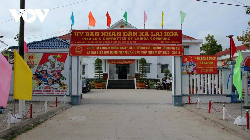 Les rues sont ornées de drapeaux, de fleurs et de banderoles de propagande électorale. Photo : VOV.