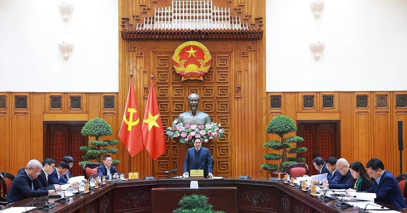 Le Premier ministre Pham Minh Chinh (debout) préside la deuxième réunion du Comité directeur gouvernemental pour la gestion et l’administration macroéconomiques, à Hanoi, le 26 janvier. Photo : VNA.