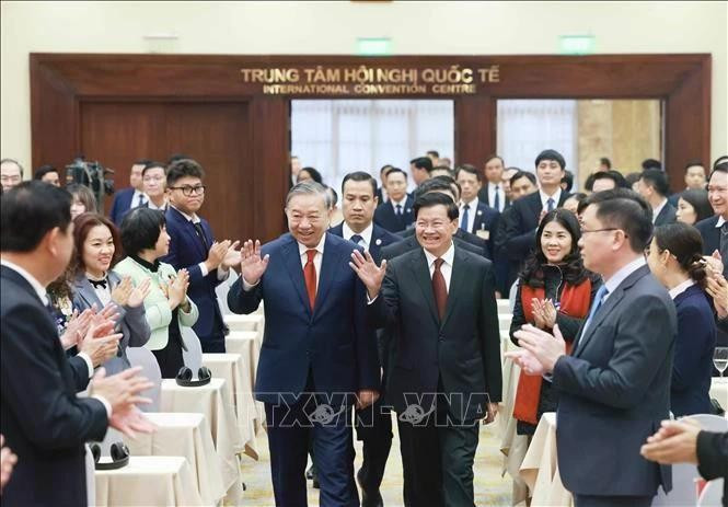 Le secrétaire général du PPRL et président du Laos, Thongloun Sisoulith, et le secrétaire général du PCV, To Lam, coprésident, le 26 janvier à Hanoï, une conférence d’information consacrée aux résultats du XIIᵉ Congrès national du PPRL. Photo : VNA.