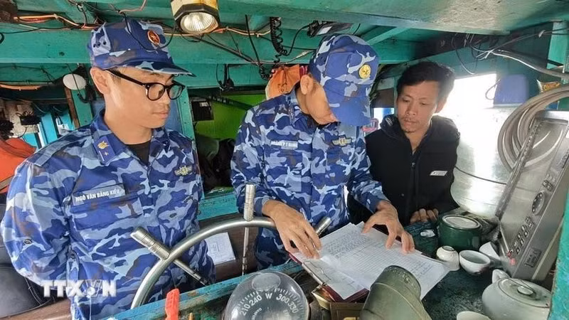 Des garde-côtes vietnamiens de la Zone 2 sensibilisent les pêcheurs au respect des réglementations relatives à la lutte contre la pêche illicite, non déclarée et non réglementée. Photo : VNA.