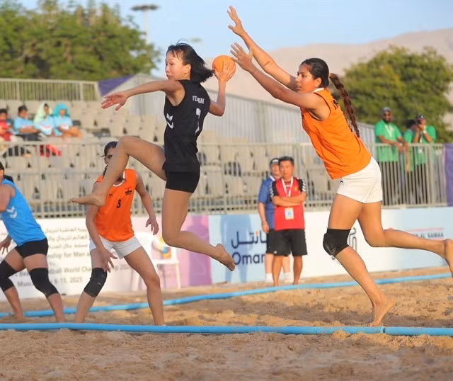 HaThi Hanh (à gauche) en action lors du Championnat d'Asie de beach handball 2025 à Oman. Photo : gracieuseté de l'équipe sportive du Vietnam.
