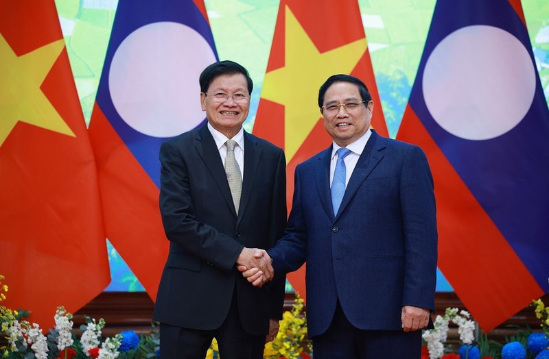 Le Premier ministre Pham Minh Chinh (à droite) et le secrétaire général du PPRL et président du Laos, Thongloun Sisoulith. Photo : VNA.