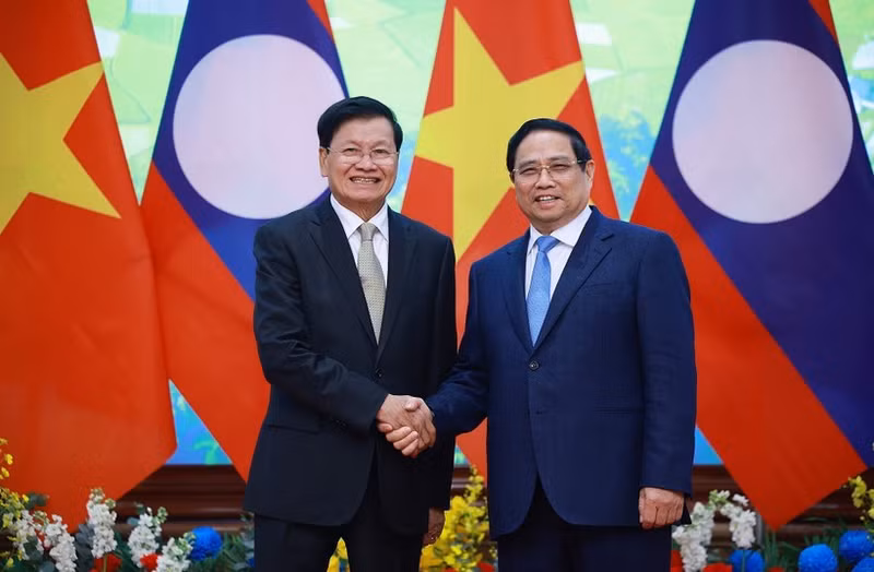 Le Premier ministre Pham Minh Chinh (à droite) et le secrétaire général du PPRL et président du Laos, Thongloun Sisoulith. Photo : VNA.