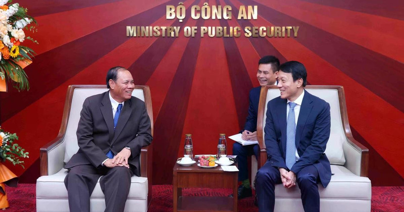 Le général Luong Tam Quang (droite) et le général Vilay Lakhamphong. Photo : VNA.