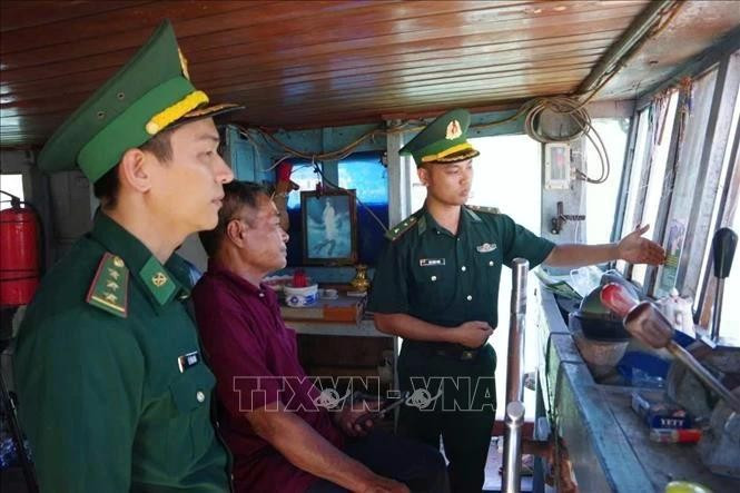 Les gardes-frontières de Dà Nang contrôlent et sensibilisent les pêcheurs au fonctionnement 24h/24 des dispositifs de surveillance des navires de pêche (VMS). Photo : VNA.