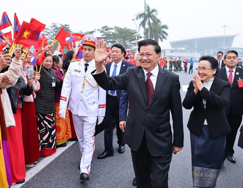 Le secrétaire général du PPRL et président du Laos, Thongloun Sisoulith et son épouse à l'aéroport international de Noi Bai. Photo : VNA.