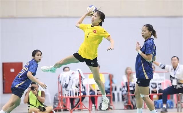 Malgré sa convalescence après une blessure, Ha Thi Hanh (au centre) affiche une forme exceptionnelle aux 33es Jeux d'Asie du Sud-Est, menant le Vietnam à la victoire.