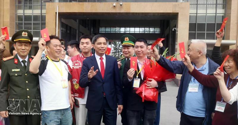 Les autorités de la province de Quang Ninh accueillent les premiers touristes étrangers. Photo : VNA.