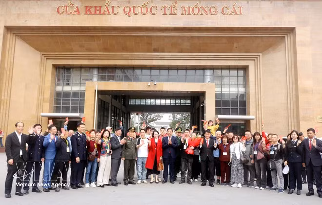 Les autorités de la province de Quang Ninh accueillent les premiers touristes étrangers. Photo : VNA.