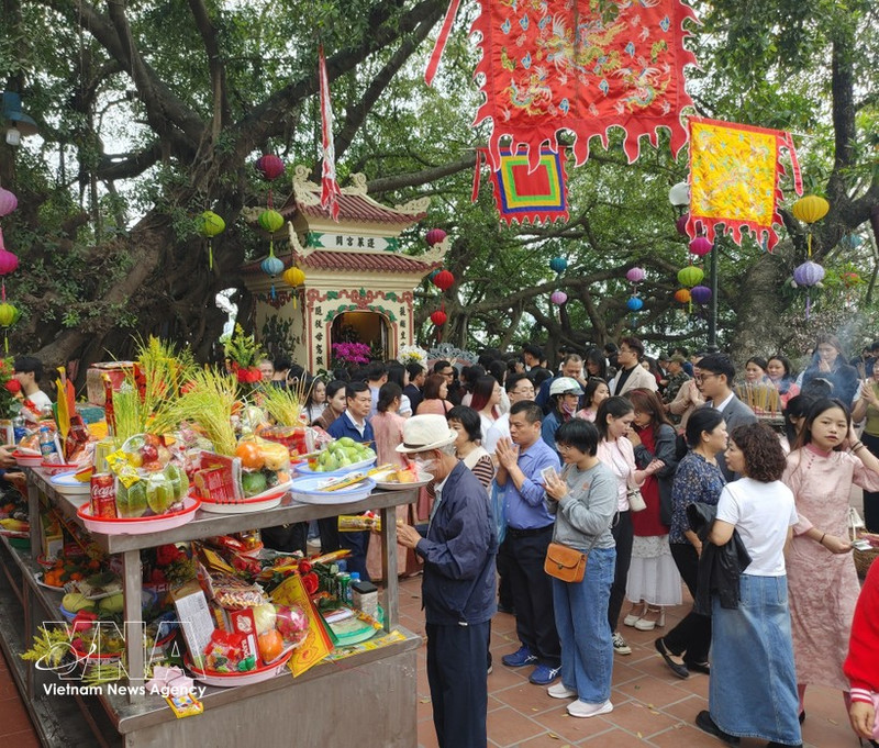 Le site du Phu Tay Ho (quartier de Tay Ho, Hanoï) bondé dans la matinée du premier jour du Têt du Cheval 2026. Photo : VNA.