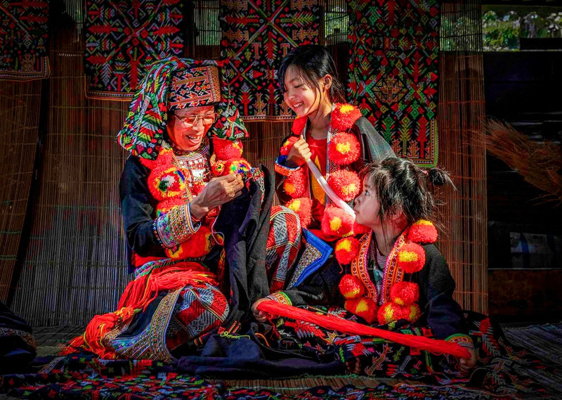 Transmission de l’art de la broderie traditionnelle de l’ethnie Dao Rouge aux jeunes générations. Photo : nhiepanhdoisong. 