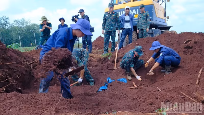 Des soldats de l’équipe K72 à la recherche de restes de martyrs dans le secteur de la commune de Minh Duc, dans la ville de Dong Nai.