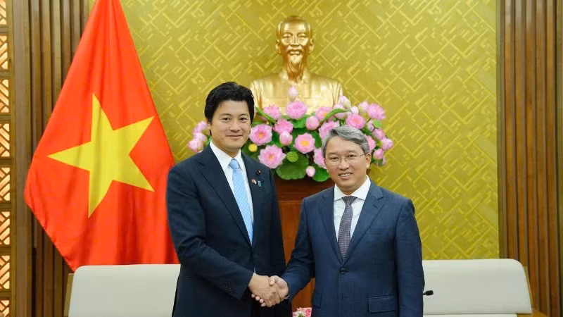 Le ministre vietnamien de la Justice, Nguyen Hai Ninh (à droite), et le vice-ministre japonais de la Justice, Mitani Hidehiro, lors de la réception. Photo : NDEL.