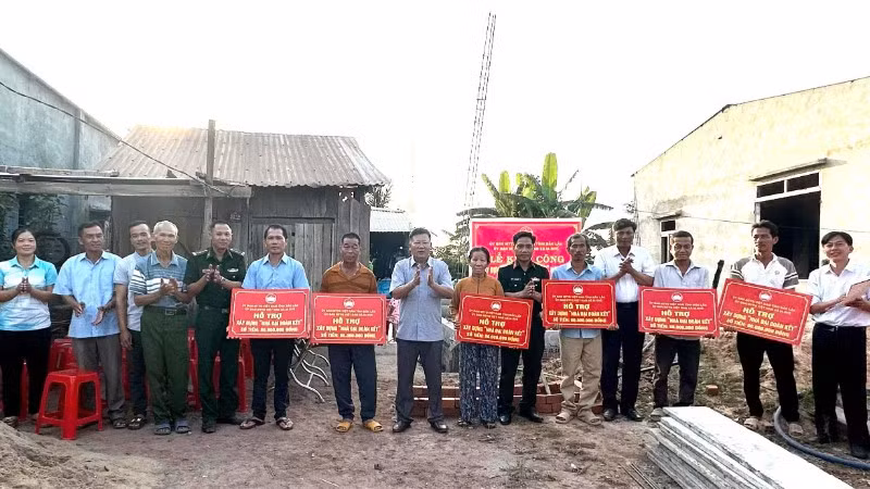 Nguyen Van Hoa, président du Comité populaire de la commune d’Ia Rve, remet le financement de soutien aux six familles. Photo : NDEL.