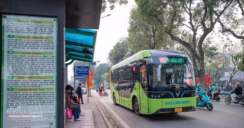 Dès le 1er avril, Hanoï déploie dix nouvelles lignes de bus électriques. Photo : VNA.