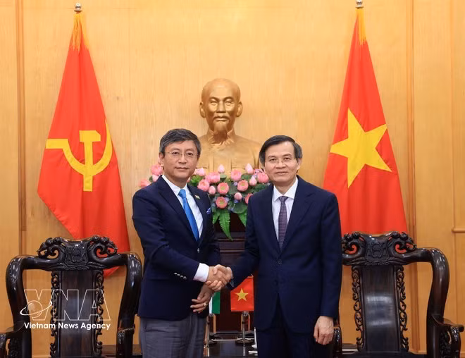 Le professeur associé et docteur Doan Minh Huan (à droite), et l’ambassadrice indien, Tshering W. Sherpa. Photo : VNA.