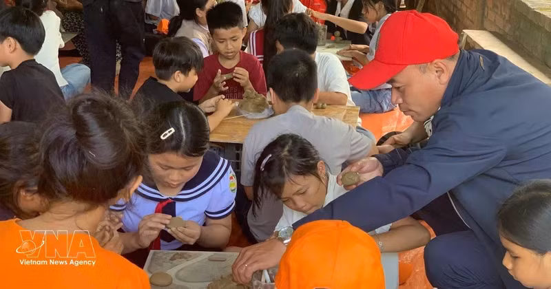 Des élèves de l’école primaire Phu My 1 participent à une activité de fabrication de céramique au village de poterie de Phuoc Tich (ville de Hue). Photo : VNA.