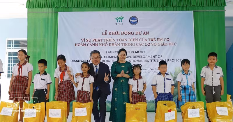 Remise de cadeaux à des élèves défavorisés à Can Tho. Photo : VNA.