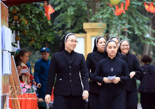 Le 15 mars 2026, à Hanoi, les catholiques de la paroisse de Hanoi se rendent aux urnes pour les élections de la XVIe législature de l’Assemblée nationale et des Conseils populaires de tous les échelons pour le mandat 2026-2031. Photo : VNA.