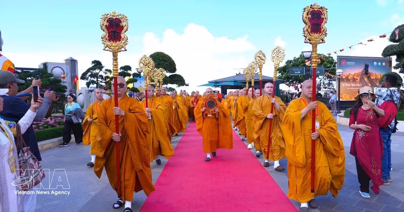Dans le cadre des célébrations du Vesak 2025, le 8 mai, 108 jeunes arbres de la Bodhi, apportés d’Inde par des délégations bouddhistes de plus de 80 pays et territoires, ont été plantés dans le “Monde de la Bodhi”, au sommet de ce site emblématique de Tay Ninh (Sud). Photo : VNA.