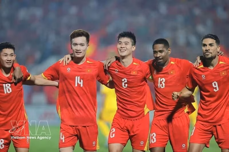 Do Duy Manh (centre) célèbre avec ses coéquipiers après avoir marqué le premier but à la 6e minute. Photo : VNA.