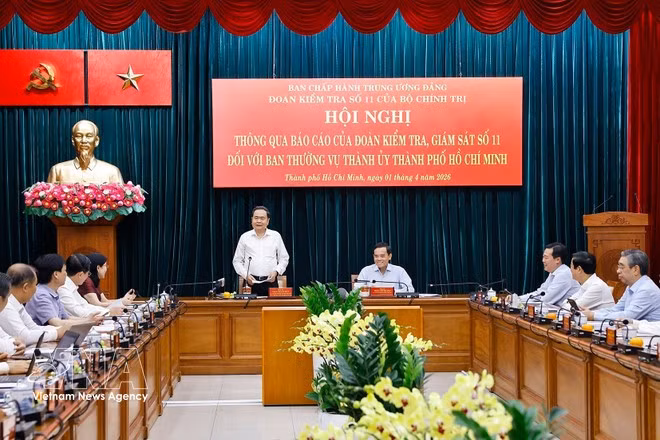La conférence consacrée à l’examen du rapport de la première phase d’inspection et de supervision, ainsi qu’au lancement de la deuxième phase concernant la permanence du Comité municipal du Parti. Photo : VNA.