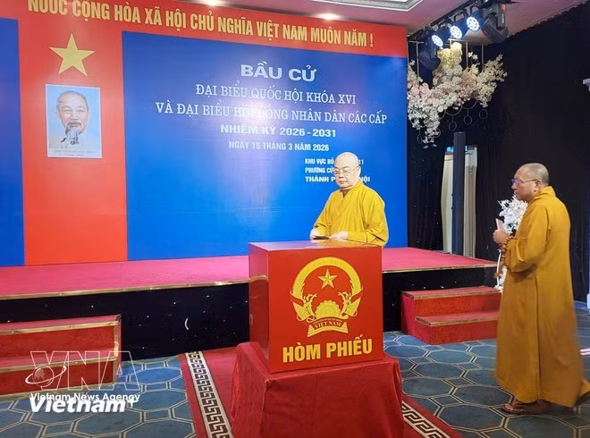 Des bouddhistes participent aux élections de la XVIe législature de l’Assemblée nationale et des Conseils populaires de tous les échelons pour le mandat 2026-2031. Photo : VNA.