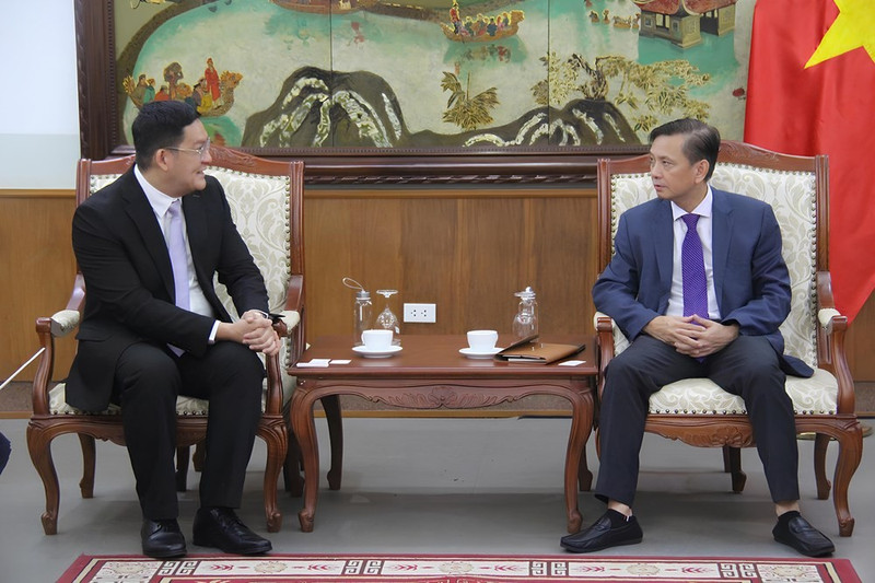 Tran Hoang (droite), directeur du Département du droit d’auteur, et Armand Jr Gacho, chef du groupe de conseil en licences pour l’Asie du Sud-Est chez le groupe américain Adobe. Photo : baovanhoa.